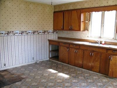4th image of 139 E Irving St