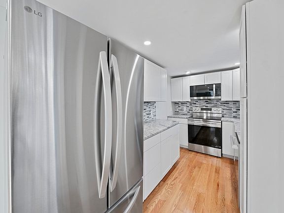 5th image of 1429 Pleasant St