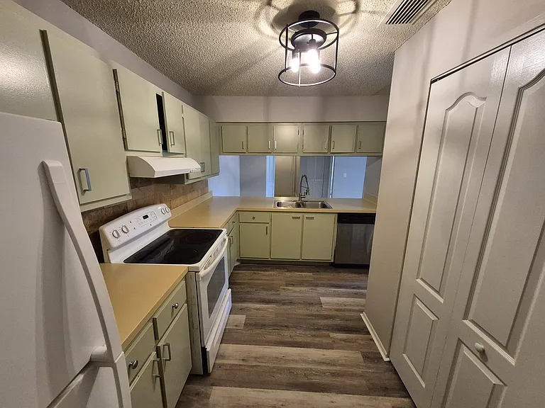650 Kenwick Cir — Photo 6