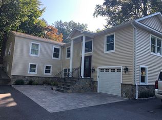 96A Glenwood Rd, Glenwood Landing, NY 11547