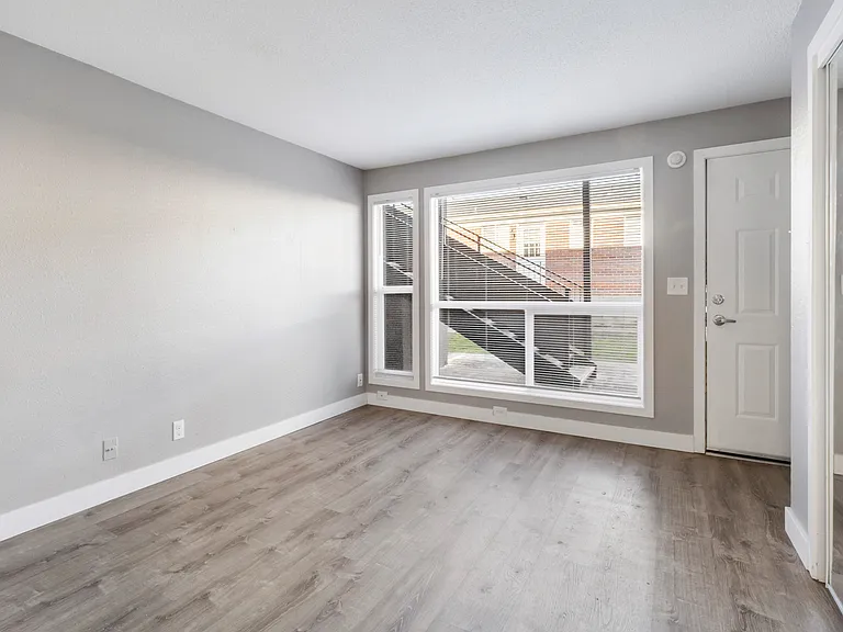WhiteRock Apartments — Photo 13
