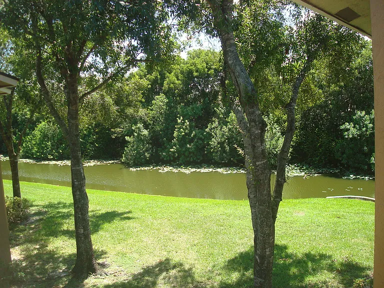 1141 Lake Victoria Dr #H — Photo 5