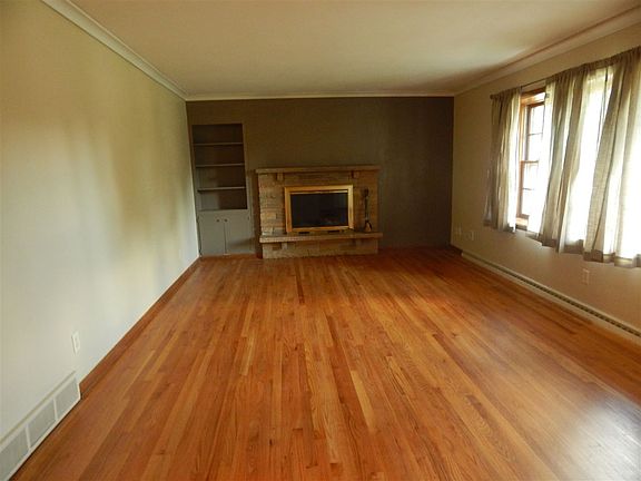 4th image of 919 Kingsway Ave