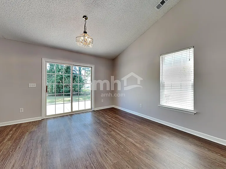 38 Sandy Pointe Dr — Photo 4