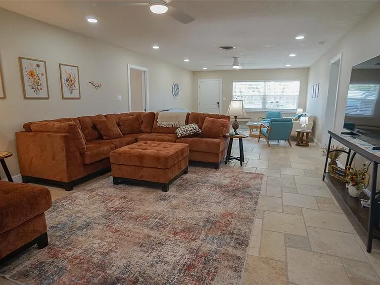 929 Lantana Ave — Photo 7