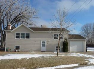 423 Meadow Ln, Bismarck, ND 58504