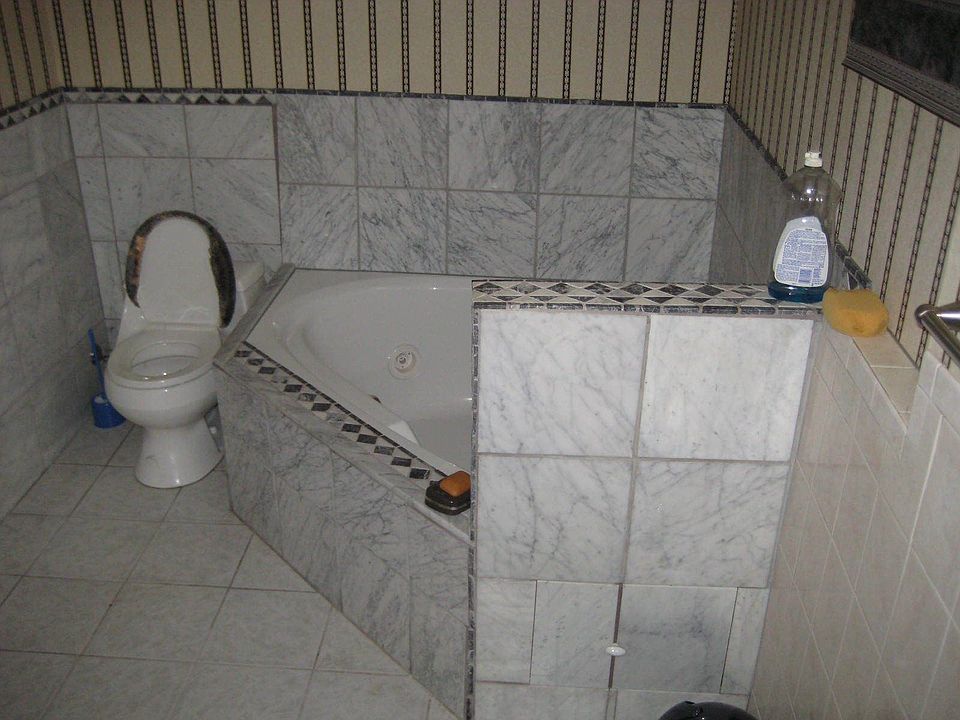 LL Bath w/ Jacuzzi Tub
