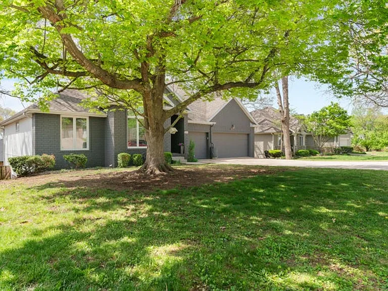 840 E Gaslight Dr — Photo 4
