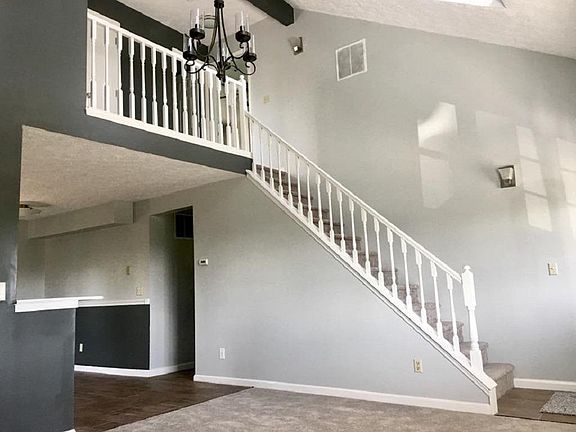 4th image of 631 Hawthorne Hts