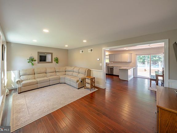 4th image of 115 Larkspur Dr