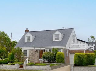 484 Herricks Rd, Mineola, NY 11501