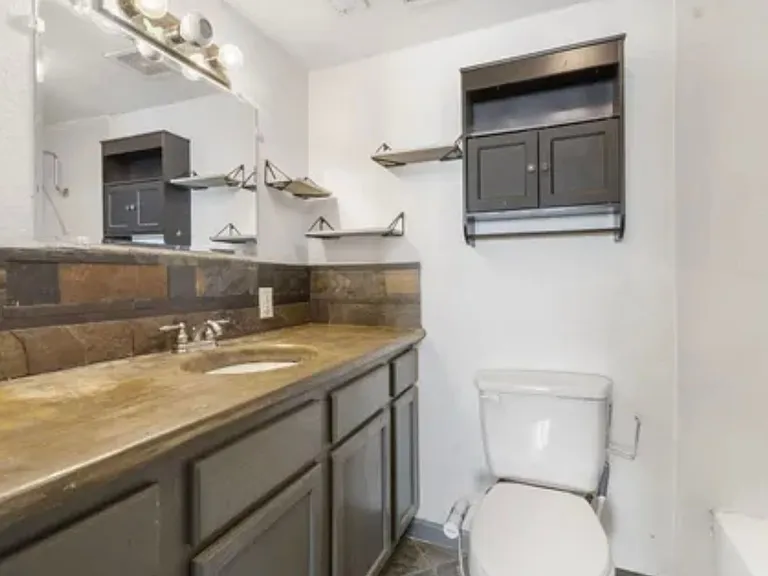 2822 W College St — Photo 17