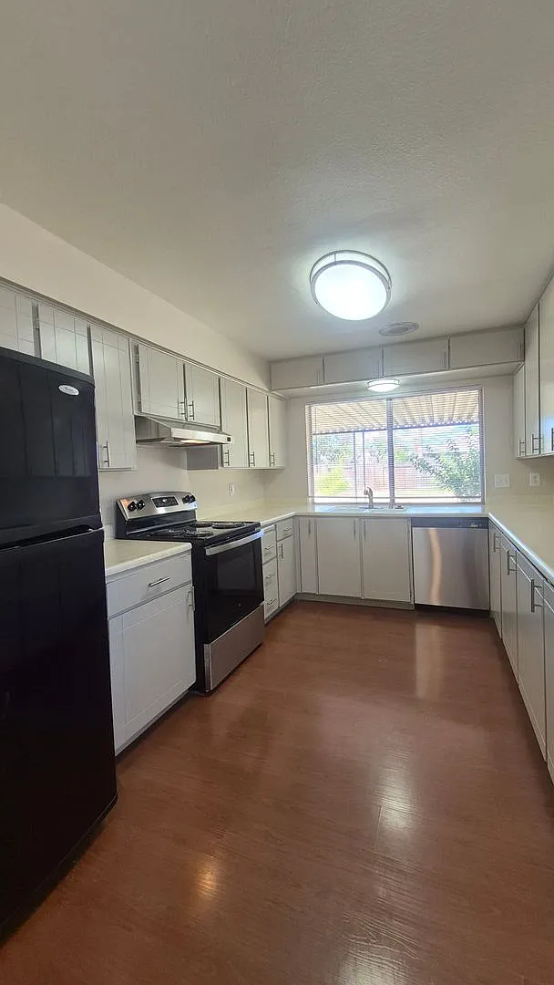 Spacious 3BD 2BA Home, 2-Car Garage, Huge Backyard, Washer/Dryer Hook-Ups — Photo 1