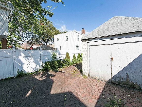 2nd image of 5807 Avenue