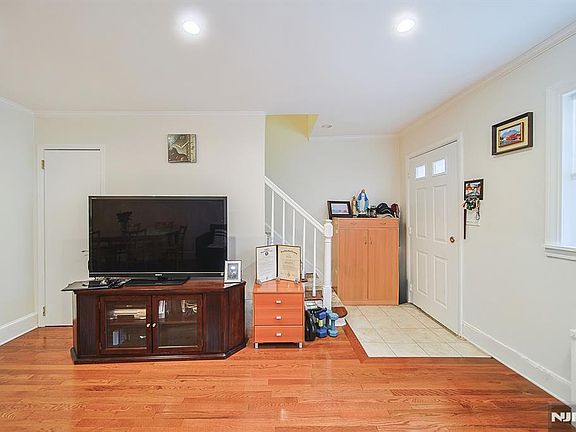 3rd image of 295 Tenafly Rd APT I