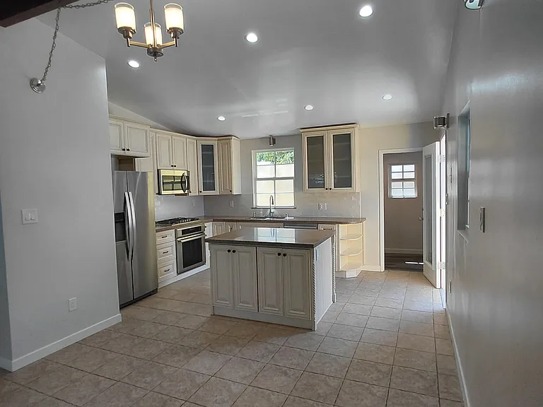 14111 Barber St — Photo 7