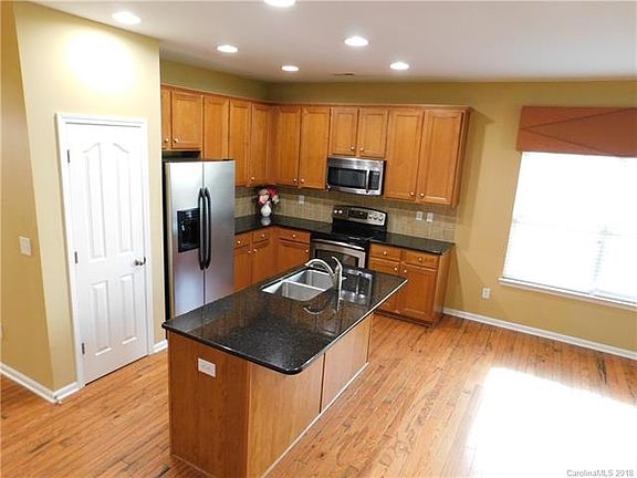 3rd image of 204 Fielding St