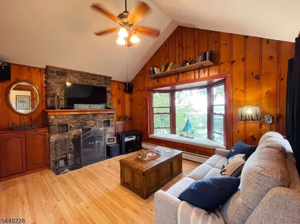 16 Lakeview Rd, Hopatcong Boro, NJ 07843