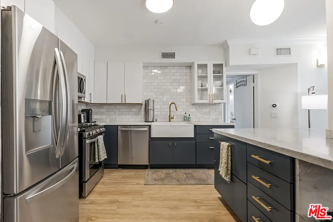1 bed, 1.0 bath, 808 sqft, $5,000 — Photo 3