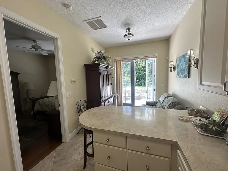 334 W Pearson St — Photo 12