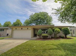 27846 Newport Dr, Warren, MI 48088