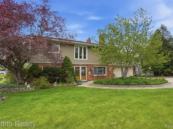 2901 School Lake Dr, Brighton, MI 48114