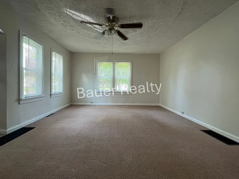 728 W 10th St — Photo 8