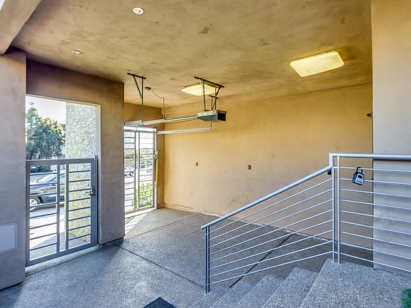 3rd image of 222 W Grape St