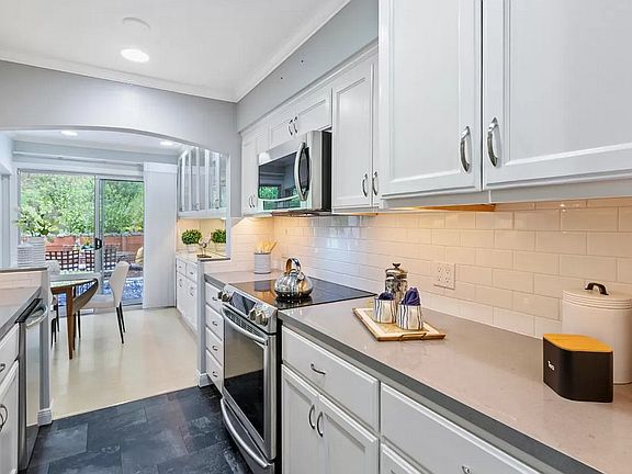 4th image of 675 Sharon Park Dr APT 124