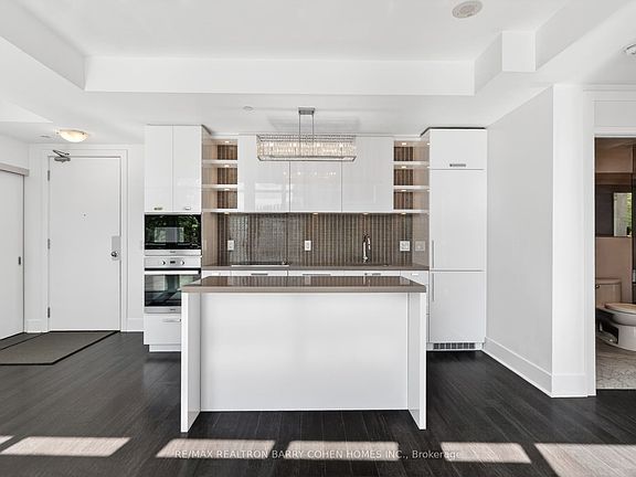 5th image of 32 Davenport Rd #303