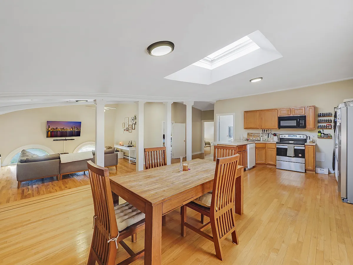 Building Photo - 4942 N Sheridan Rd #8
