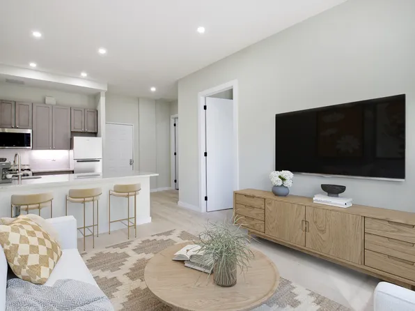 829 Greenwood Avenue image 1 of 16