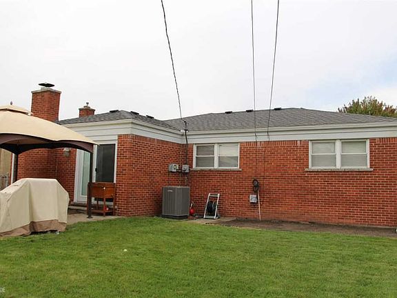 3rd image of 35372 Ellsworth Dr