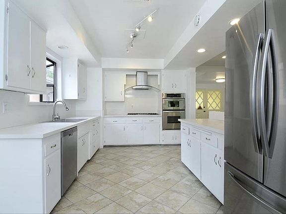 5th image of 2458 Sleepy Hollow Dr