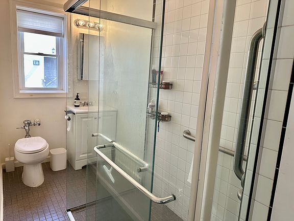 5th image of 140 Woodside Grn APT 1C