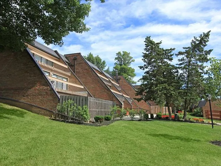 ESTATES ON MAIN — Photo 29