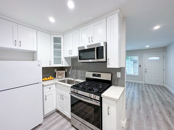 5th image of 6423 Lexington Ave #123