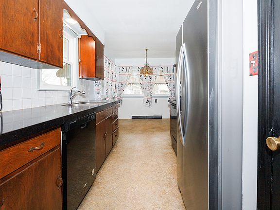 3rd image of 813 Highpoint Rd