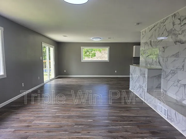 1908 E Lakeview — Photo 7