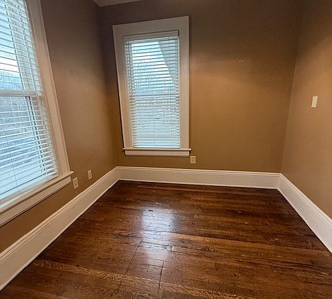 4th image of 1595 1/2 Lee St E