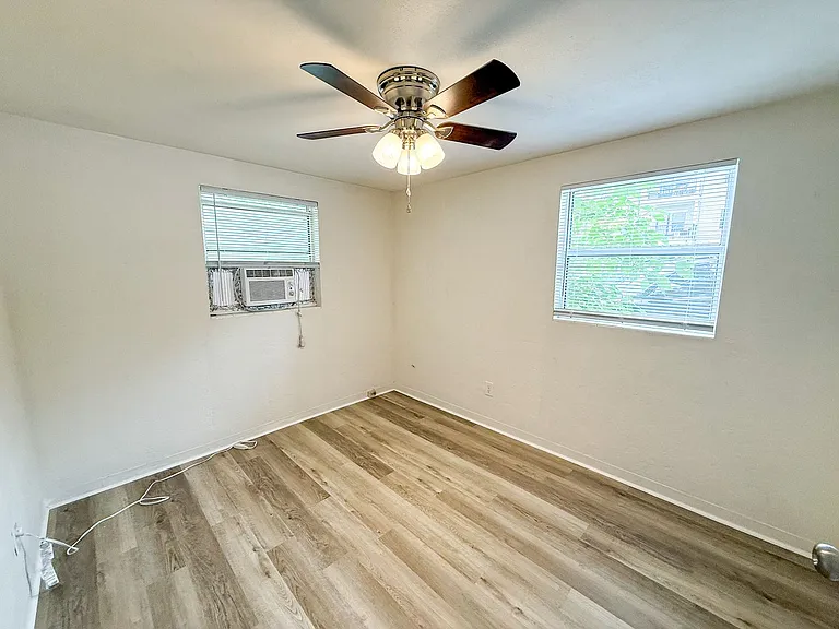 908 SW 6th Ave — Photo 14