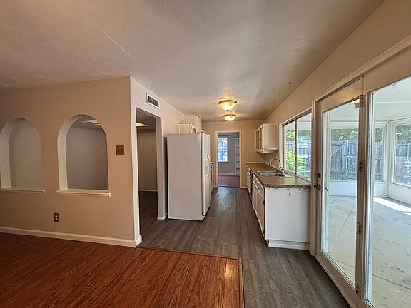 4th image of 1404 Harvest Glen Dr