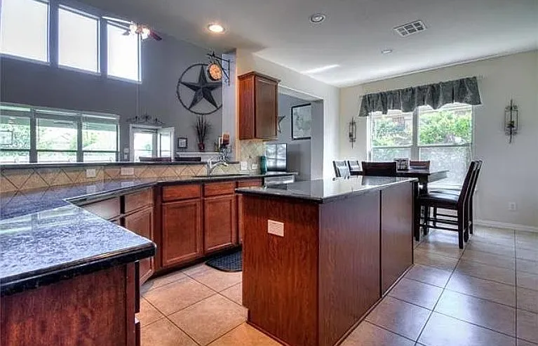 4 bed, 2.5 bath, 2562 sqft, $2,600 — Photo 4