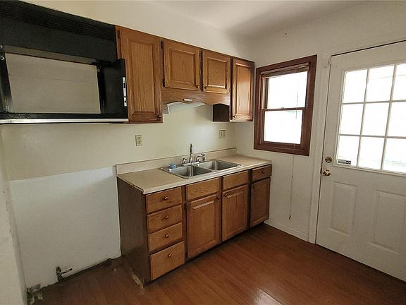 5th image of 8548 Leith Ave