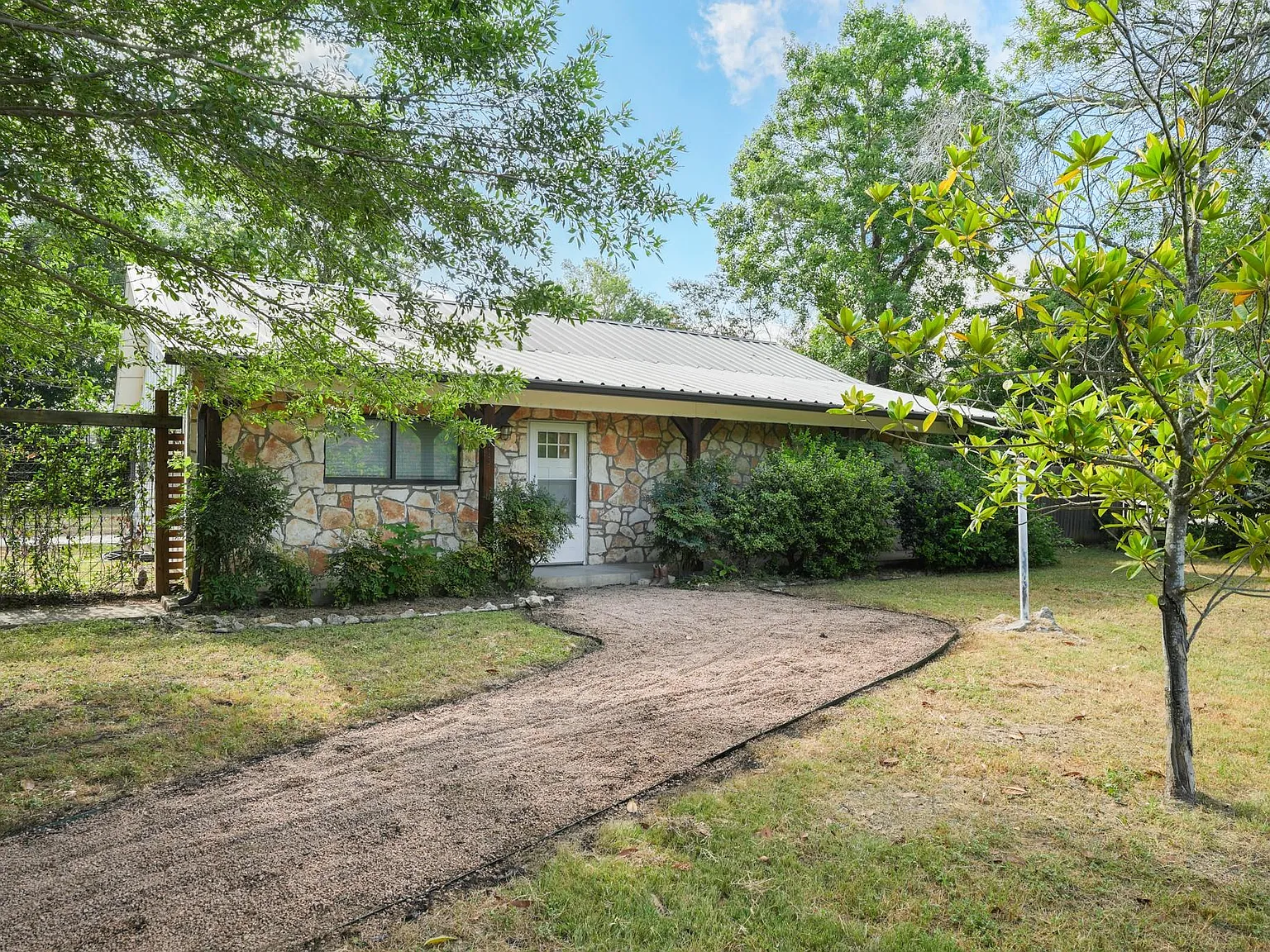 4 bed, 2.0 bath, 1804 sqft, $3,200 — Photo 4