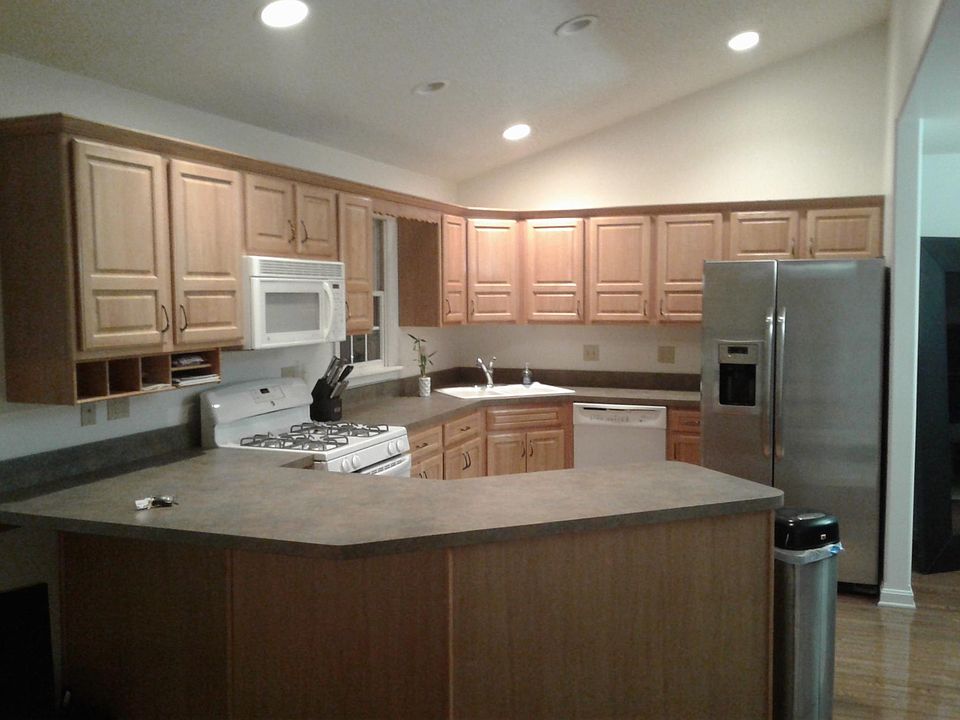 kitchen includes all appliances, gas stove/oven