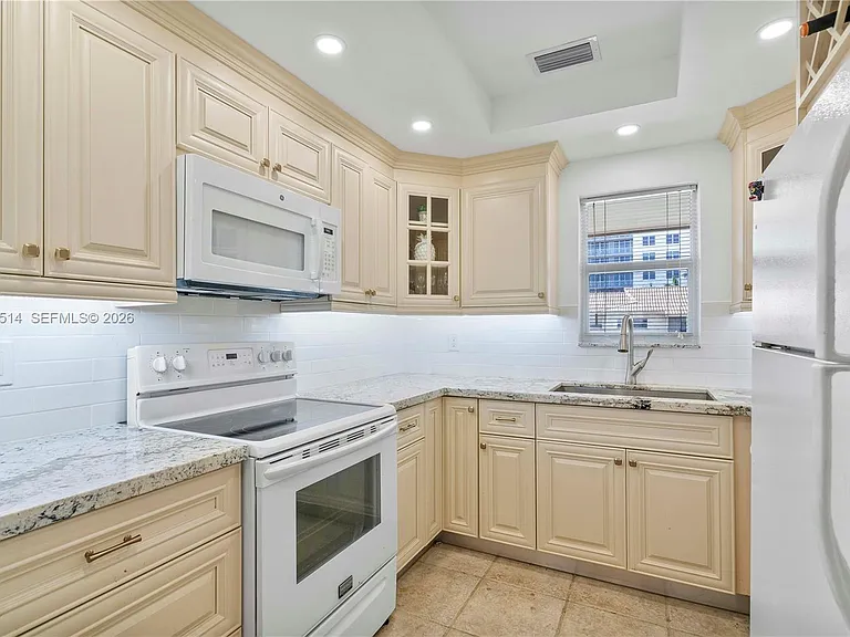 2600 Diana Dr #311 — Photo 11