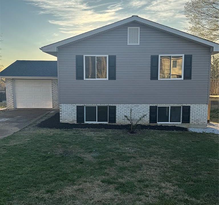 1st image of 902 Glencoe Dr