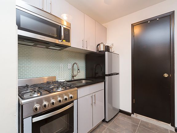 3rd image of 240 E 28th St APT 17