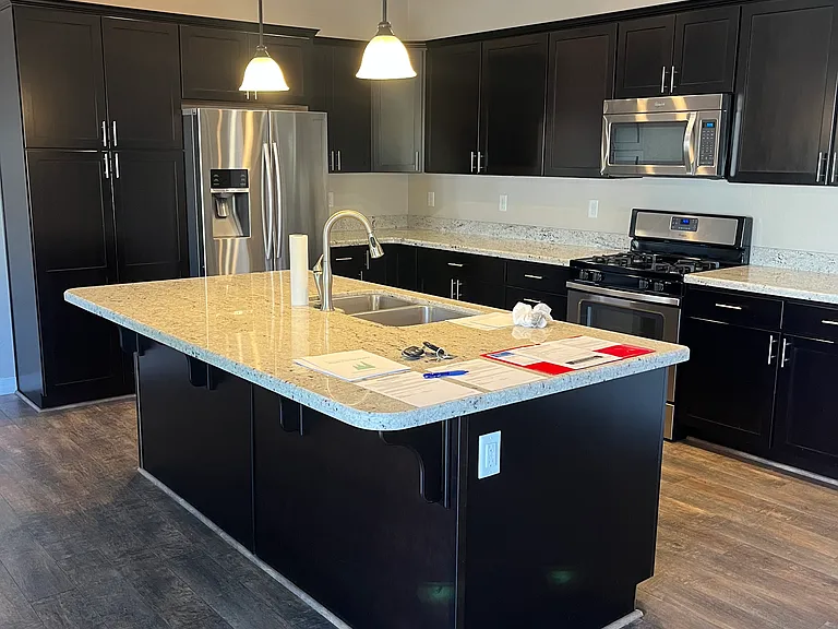 900 E Sterling Ln — Photo 3